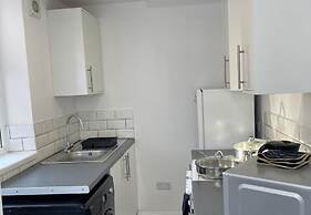 Apartment Sleeps 2 - Free Street Parking
