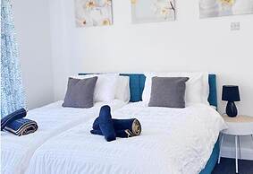Apartment Sleeps 2 - Free Street Parking