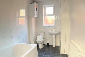 Apartment Sleeps 2 - Free Street Parking