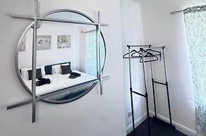 Apartment Sleeps 2 - Free Street Parking