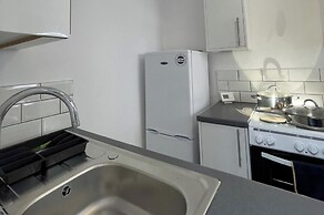 Apartment Sleeps 2 - Free Street Parking