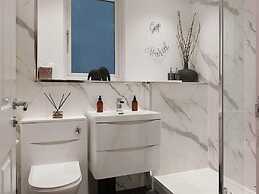 Modern Apartment - Sleeps 4 - Centrally Located