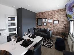 Modern Apartment - Sleeps 4 - Centrally Located
