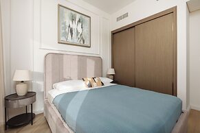 Elegant 2BR Apartment with Sea View