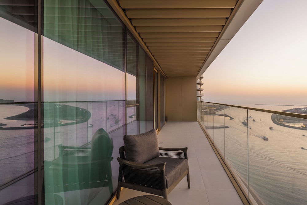 Elegant 2BR Apartment with Sea View