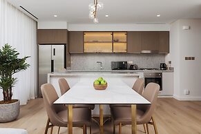 Elegant 2BR Apartment with Sea View