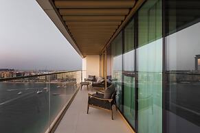Elegant 2BR Apartment with Sea View