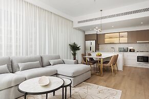 Elegant 2BR Apartment with Sea View