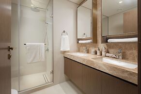 Elegant 2BR Apartment with Sea View