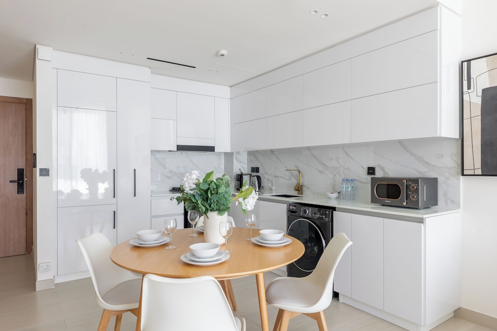 Modern 1BR Apartment with City View