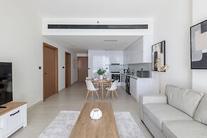 Modern 1BR Apartment with City View