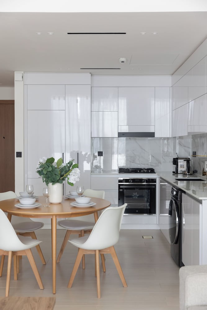 Modern 1BR Apartment with City View