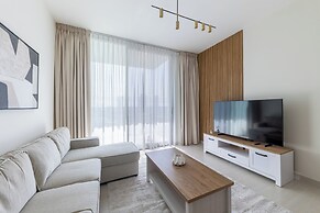 Modern 1BR Apartment with City View
