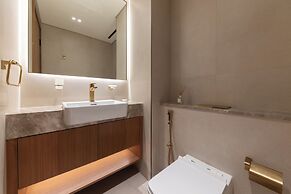 Modern 1BR Apartment with City View