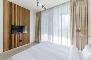 Modern 1BR Apartment with City View