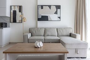 Modern 1BR Apartment with City View
