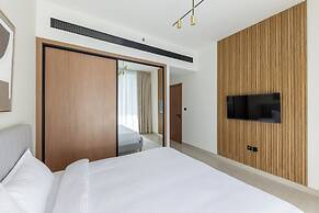 Modern 1BR Apartment with City View