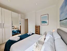 Charming 2 bed House in Pinner