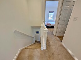 Charming 2 bed House in Pinner