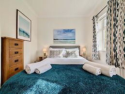 Charming 2 bed House in Pinner