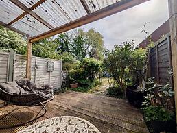 Charming 2 bed House in Pinner