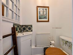 Charming 2 bed House in Pinner