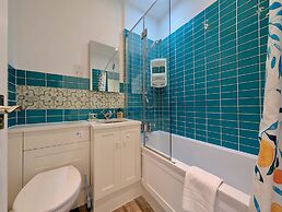 Charming 2 bed House in Pinner