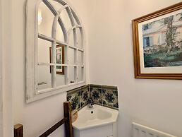 Charming 2 bed House in Pinner