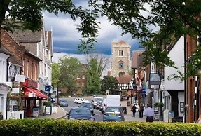 Charming 2 bed House in Pinner