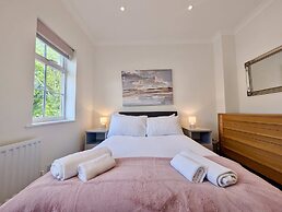 Charming 2 bed House in Pinner