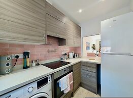 Charming 2 bed House in Pinner