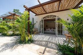 MAYIKI BOUTIQUE HOTEL