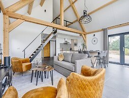 Spacious Holiday Park Villa for 10