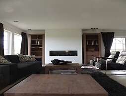 Spacious Holiday Park Villa for 10