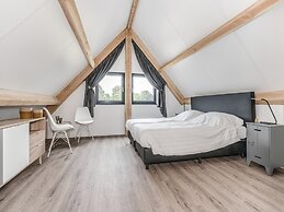 Spacious Holiday Park Villa for 10