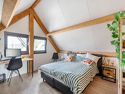 Spacious Holiday Park Villa for 10