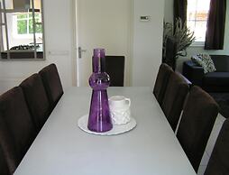 Spacious Holiday Park Villa for 10