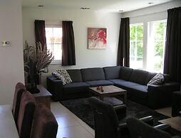 Spacious Holiday Park Villa for 10