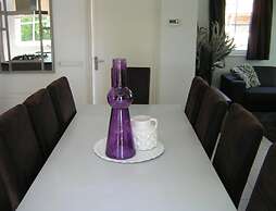 Spacious Holiday Park Villa for 10