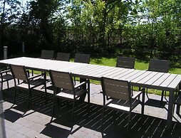 Spacious Holiday Park Villa for 10