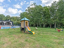 Spacious Holiday Park Villa for 10