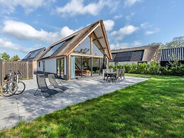 Spacious Holiday Park Villa for 10