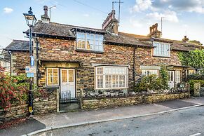 Ambleside Cottage with free private parking