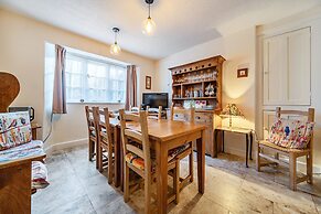 Ambleside Cottage with free private parking