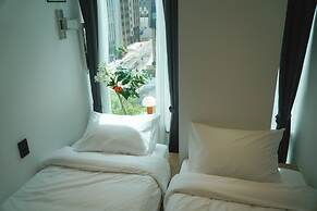 HOTEL LETS Pop