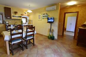 Lovely Ground-floor Flat With Shared Pool in Tar