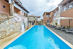 Lovely Ground-floor Flat With Shared Pool in Tar