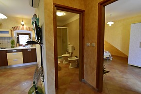 Lovely Ground-floor Flat With Shared Pool in Tar
