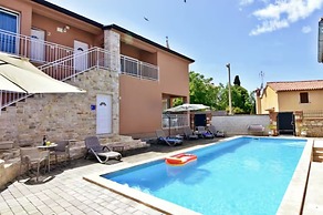 Lovely Ground-floor Flat With Shared Pool in Tar