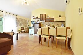 Bright Stay With Shared Pool & BBQ in Tar
